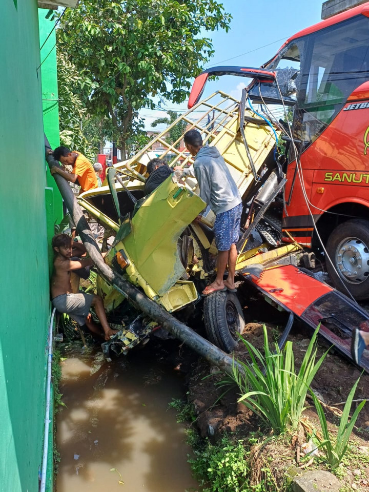 Bus Pariwisata Seruduk 4 Rumah di Malang, Seorang Tewas