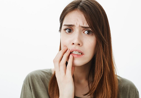 Beberapa penyebab sariawan termasuk kebiasaan buruk menggigiti area mulut dan bibir. (Foto: Ilustrasi. Dok. Freepik.com)