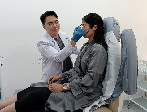 Dr. Gerrit saat melakukan treatment Dermatox di klinik Derma Express Citra 6, Jakarta Barat. (Foto: Dok. Yuni)
