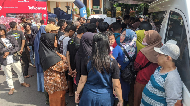 Ratusan Warga Cirebon Antre Tukar Uang Baru untuk Lebaran