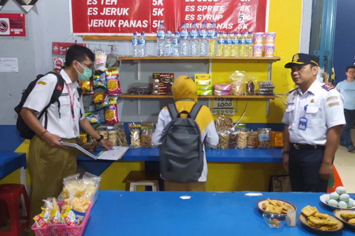 Petugas Dinkes Temukan Makanan Kadaluwarsa di Terminal Tirtonadi