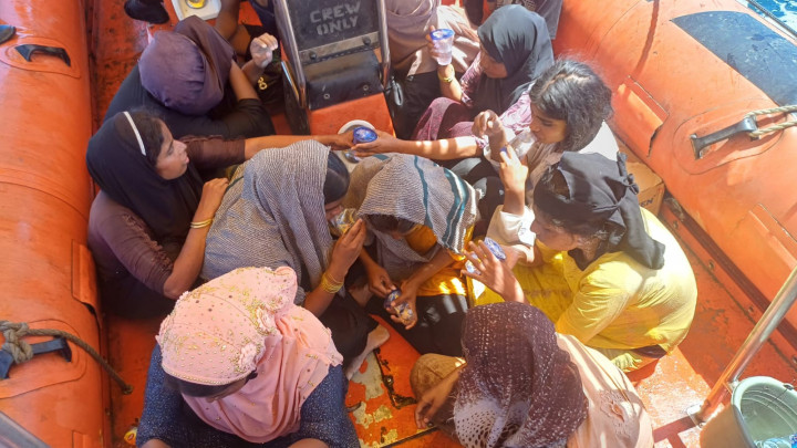 Basarnas Temukan 69 Imigran Rohingya Mengapung di Laut