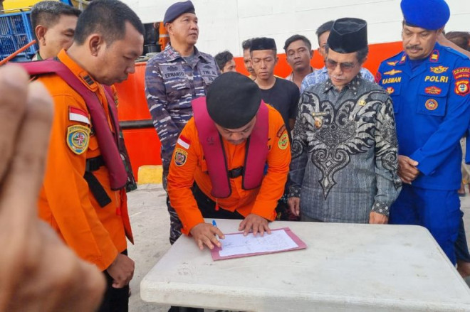 Suasana penandatanganan berita acara bersama Tim SAR Gabungan dan pejabat Pemerintah Daerah untuk penyerahan korban Kapal Yuiee Jaya II yang selamat saat penutupan Operasi SAR yang berlangsung selama 10 hari pada perairan Selayar, di Pelabuhan Benteng, Ka