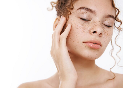 8 Bahan Rumahan untuk Menghilangkan Bintik 'Matahari' di Wajah