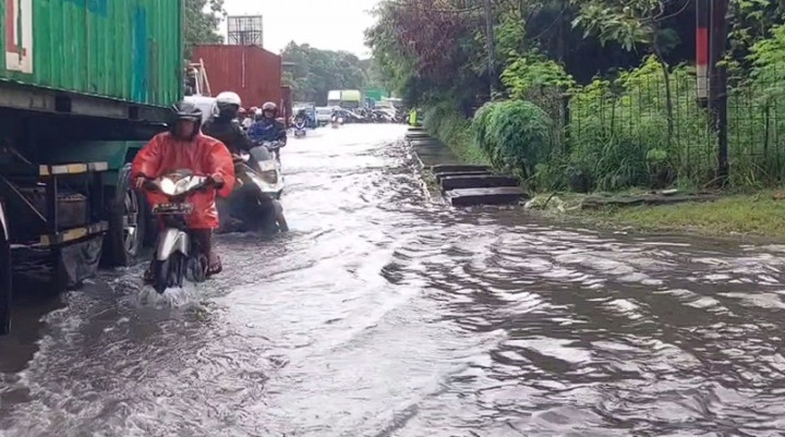 Banjir di Jalan Raya Cakung-Cilincing, Kendaraan Mengular 3 Km