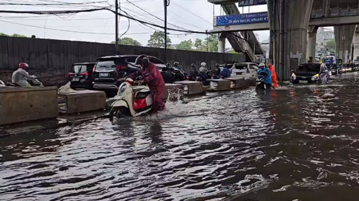 Jalan Ciledug Raya Kebanjiran, Arus Lalu Lintas Terganggu