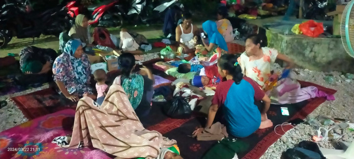 Khawatir Tsunami, Warga Pulau Bawean Mengungsi ke Dataran Tinggi