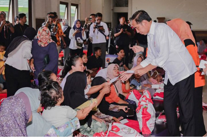 Jokowi: Cuaca hingga Alih Fungsi Lahan Picu Banjir Demak