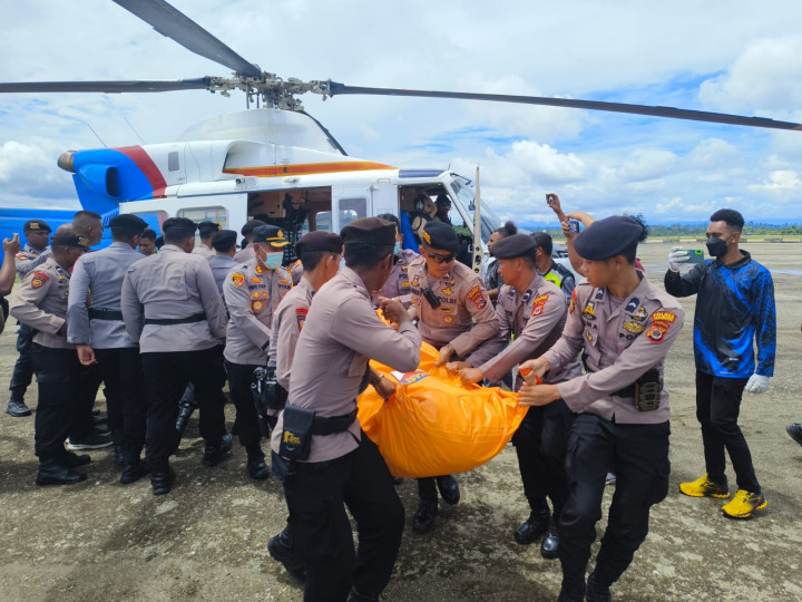 Jenazah Korban Penyerangan KKB di Pos Pol 99 Paniai Dievakuasi