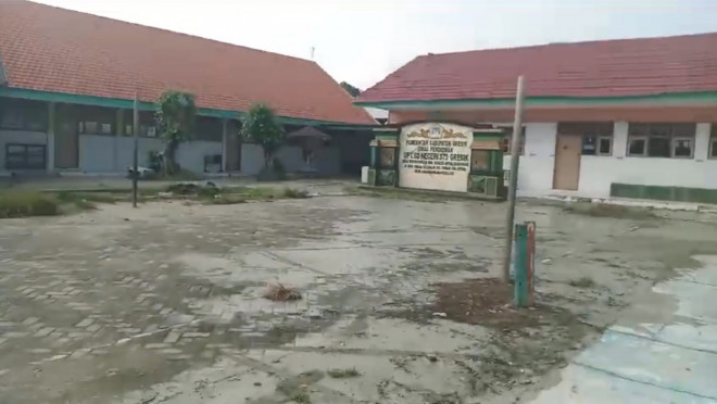 Lokasi semburan air di kawasan sekolah di Dusun Tambak Barat, Desa /Kecamatan Tambak, Pulau Bawean (istimewa)