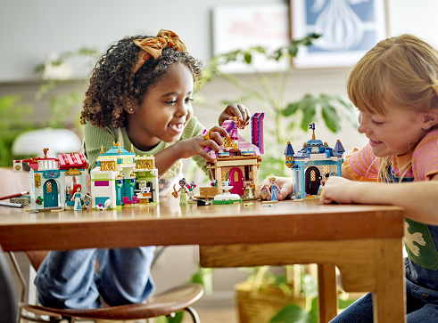 Dua anak perempuan sedang merakit  43246 LEGO® Disney Princess™ Market Adventure. (Foto: Dok. Istimewa)