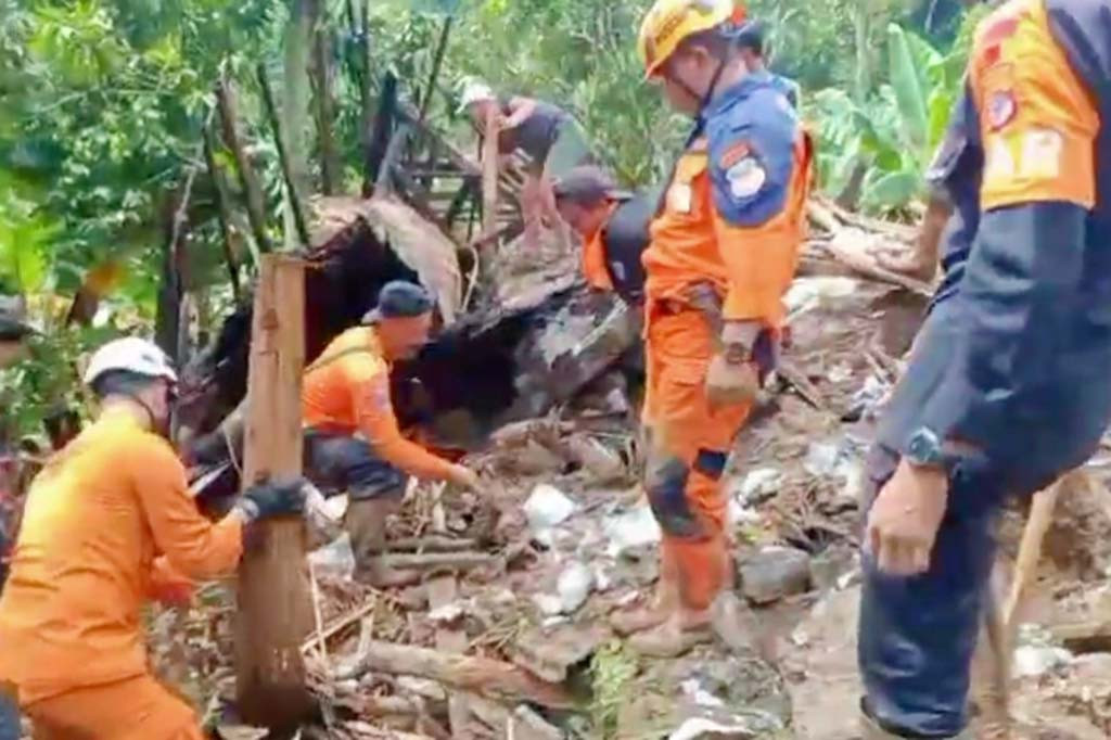 9 Warga Desa Cibenda Cipongkor Hilang Tertimbun Longsor