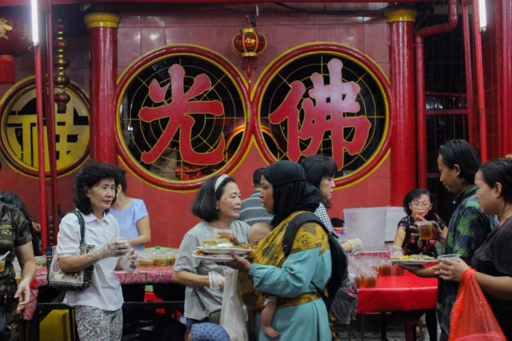 Momen Ramadan, Wihara Dharma Bakti Bagikan Sajian Berbuka Puasa Gratis