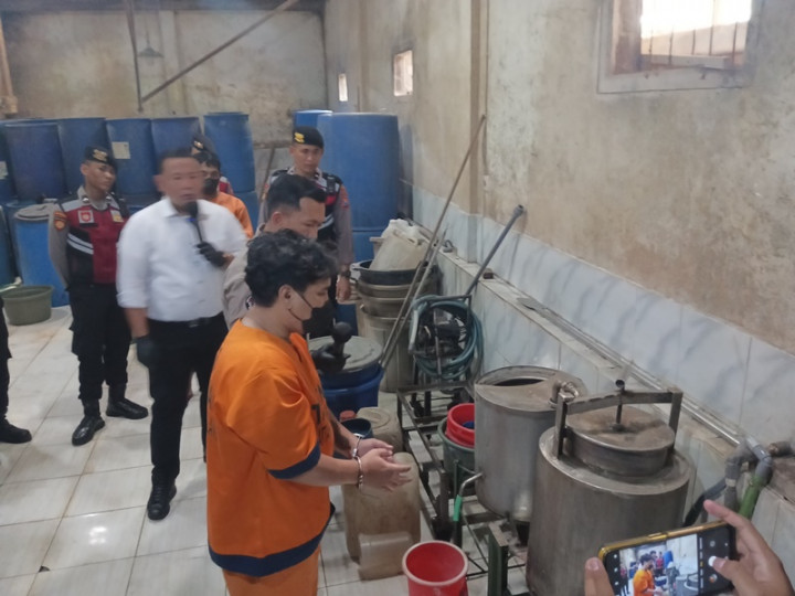Pabrik Miras di Malang Dibongkar, Produksi 500 Liter Per Hari