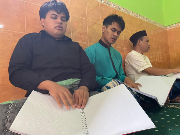Menyemak Ngaji Al-Qur'an Braile Sepanjang Ramadan di Solo