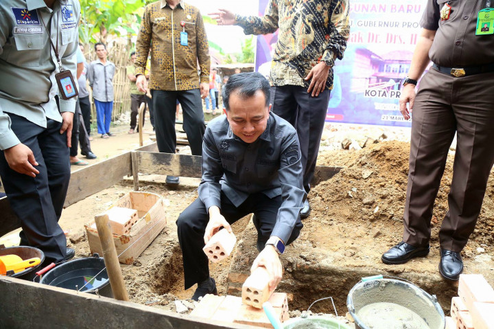 Pj Gubernur Sumsel Lakukan Peletakan Batu Pertama Bedah Rumah di Prabumulih