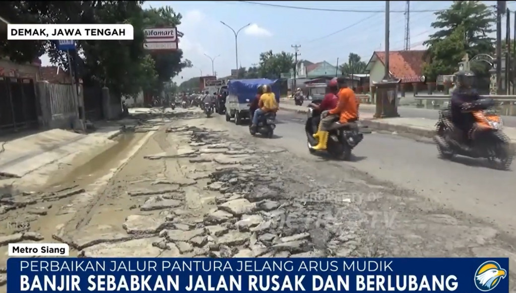 Banjir di sejumlah daerah merusak beberapa bagian Jalan Pantura-Demak, termasuk di Jalan Kecamatan Karanganyar yang kini berlubang. Metro TV