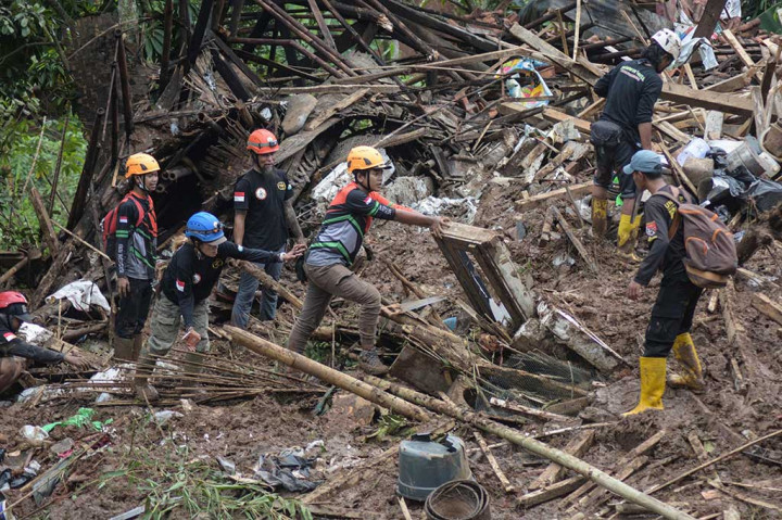 Foto Terpopuler: Longsor Terjang Bandung Barat hingga Wihara Dharma Bakti Bagikan Takjil