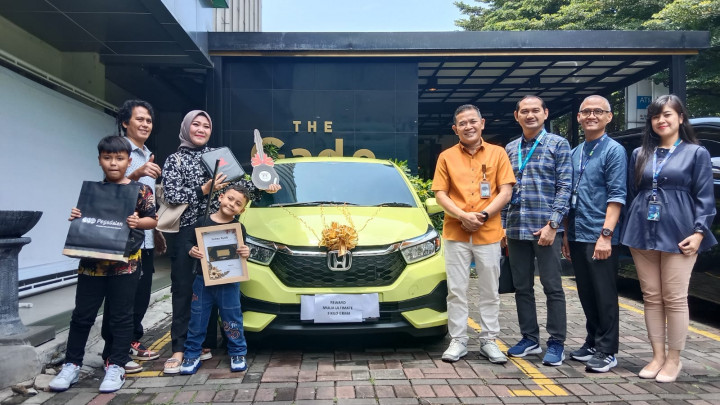 Beli Emas Bonus Mobil, Pegadaian Serahkan Reward Mobil Brio kepada Nasabah Loyal