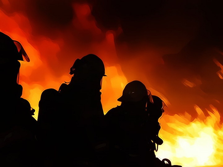 Sebuah Bangunan Kebakaran di Joglo, Diduga karena Gas Meledak