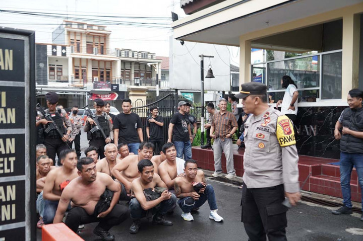 Belasan Anggota Ormas Keroyok Satpam Pembiayaan ACC