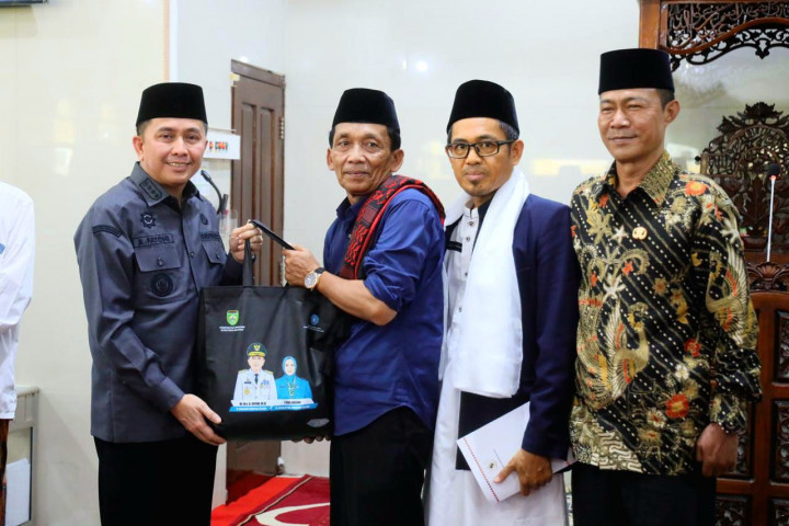 Pj Gubernur Sumsel Salurkan Bantuan Sembako untuk Marbot Masjid