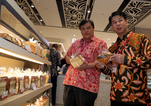 Sudarmadi Salim (General Manager Operation, Construction, & Business Development PT AEON Indonesia) dan Takahiro Osugi (Presiden Direktur PT AEON Indonesia). (Foto: Dok. Istimewa)