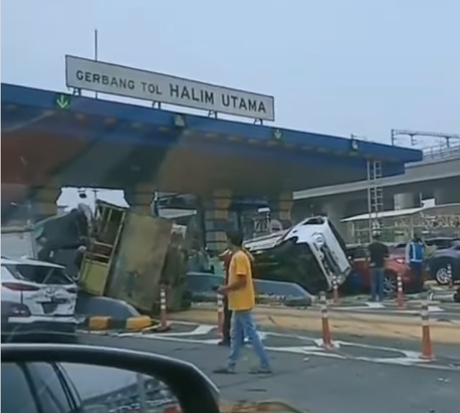 Lebih dari 5 Mobil Terlibat Kecelakaan Beruntun di Gerbang Tol Halim Utama