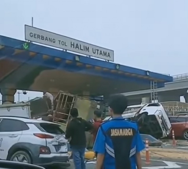 Netizen Ini Ngaku Lihat Langsung Detik-detik Kecelakaan Beruntun di Gerbang Tol Halim Utama