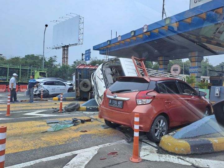 3 Gardu di Gerbang Tol Halim Ditutup usai Tabrakan Beruntun 7 Mobil