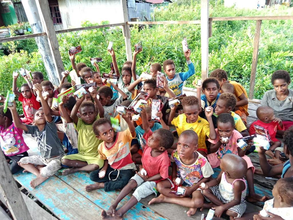 Selain kegiatan memasak bersama tim Kuali Merah Putih, Wafer Tango juga berbagi dengan mendukung kegiatan pemberian telur rebus kepada anak-anak di Distrik Agats. Dok Ist