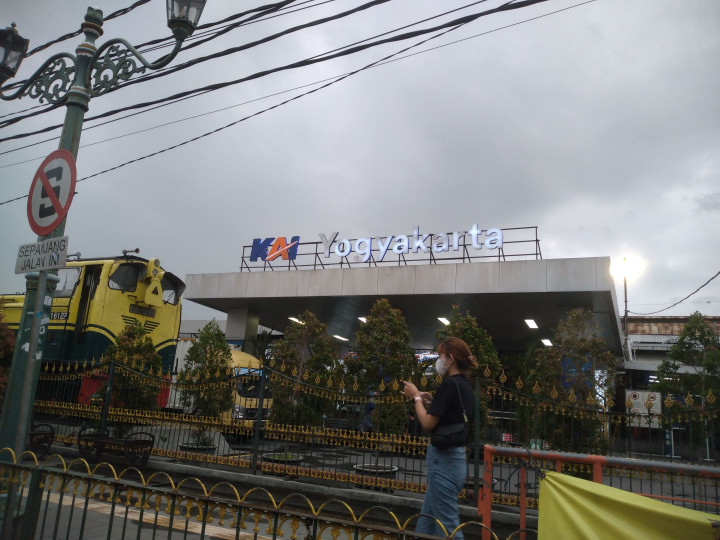 Nekat Merokok, Puluhan Penumpang Kereta Api Diturunkan Paksa di Yogyakarta