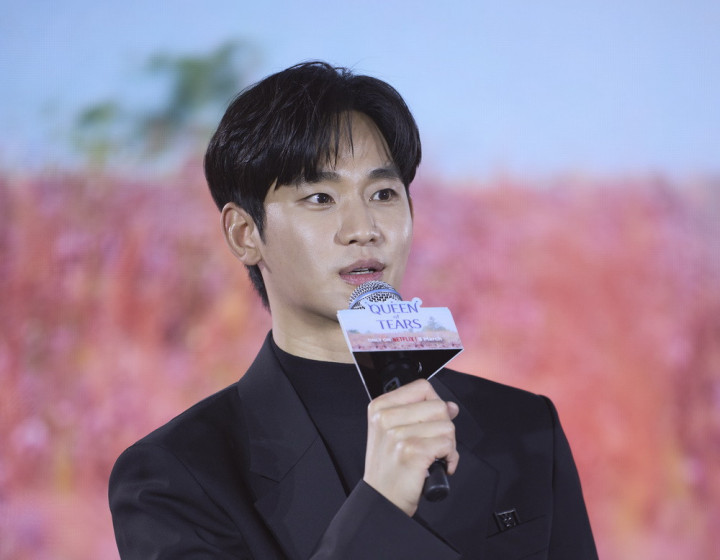 Biaya Produksi Besar, Kim Soo Hyun Disebut Rela Turunkan Bayarannya di <i>Queen of Tears</i>