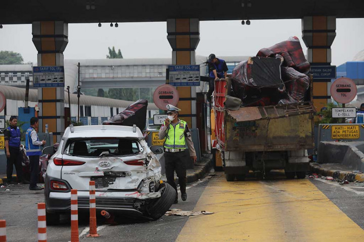 Olah TKP Kecelakaan Beruntun di Gerbang Tol Halim, Polisi Bakal Cek CCTV