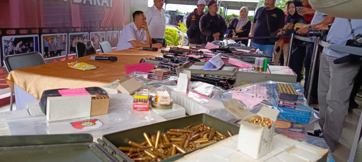 Warga Bandung Kedapatan Simpan Puluhan Senjata Api dan Amunisi Ilegal