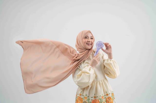Kolaborasi dengan Sabyan Gambus, Sanex meluncurkan kipas tangan edisi khusus. (Foto: Dok. Istimewa)