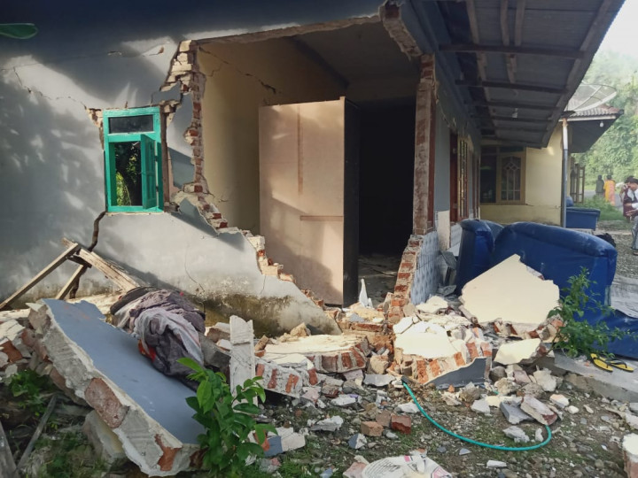 Pengungsi Korban Gempa di Pulau Bawean Mulai Terserang Penyakit