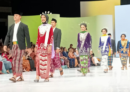 Abang None Jakarta 2023 mengenakan Kebaya Encim dan Baju Sadaria di pembukaan IFW 2024. (Foto: Dok. Yuni Yuli)