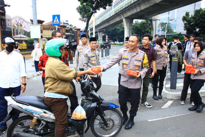 4 Jenderal Polri Turun Bareng Polwan dan Wartawan Bagi Takjil