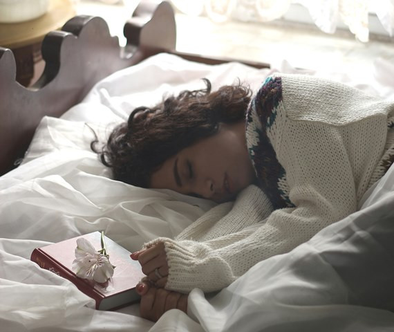 Salah satu manfaat tidur tanpa bantal dapat membantu meredakan ketegangan fisik dan meningkatkan relaksasi. (Foto: Ilustrasi/Dok. Unsplash.com)