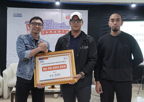 Momen penyerahan beasiswa dari Esteh Indonesia untuk LP3K Jakarta.  (Foto: Dok. Istimewa)