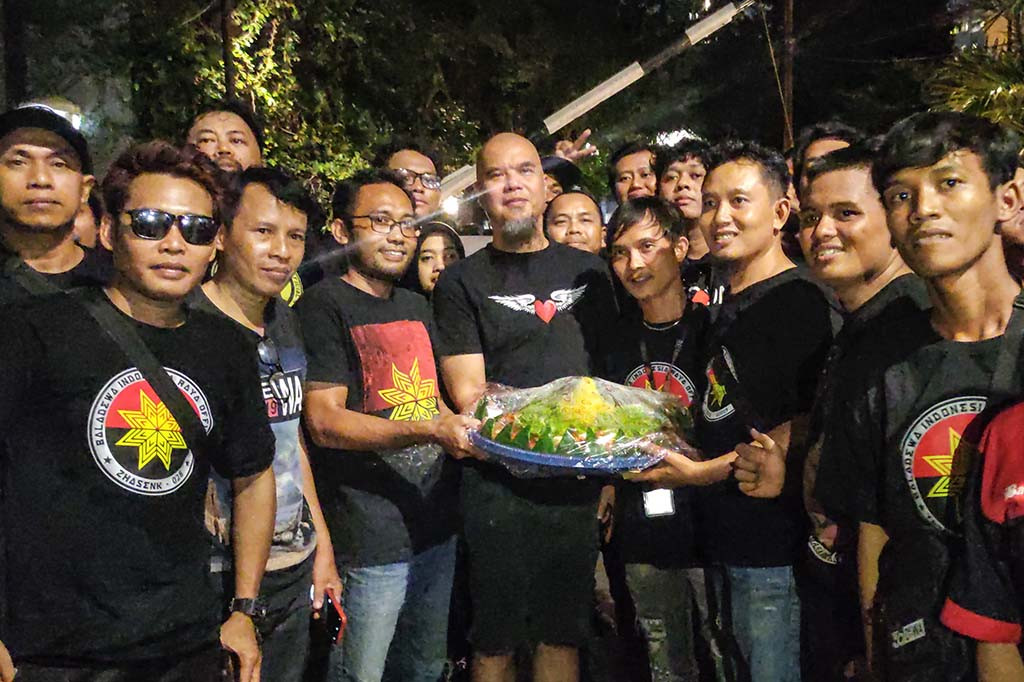 Momen Baladewa Indonesia Raya Official Bagi Takjil Gratis dan Bukber di Wisma Dewa 19