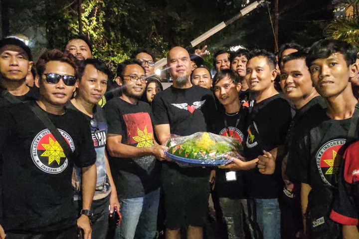 Momen Baladewa Indonesia Raya Official Bagi Takjil Gratis dan Bukber di Wisma Dewa 19