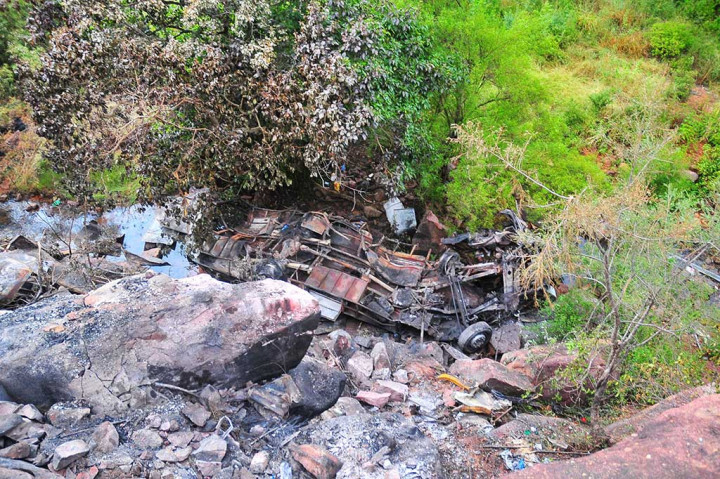 Bus Terjun dari Jembatan dan Terbakar, 45 Orang Tewas
