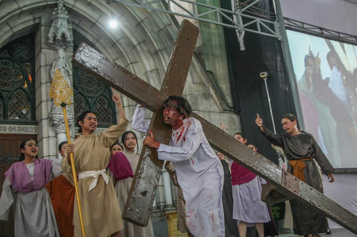 Foto Terpopuler: Prosesi Jalan Salib di Katedral, hingga Suplemen Diet Jepang Telan Korban Jiwa