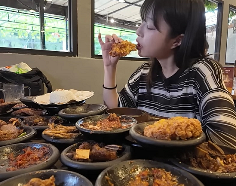 Tzuyang mencoba 28 menu di Sambal Bakar Indonesia. (Foto: Dok. Istimewa)