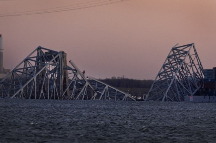 Kendaraan Derek Apung Tiba, Siap Angkat Puing Jembatan Baltimore