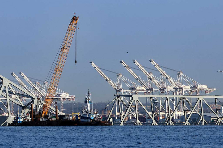 Derek Raksasa siap Bersihkan Puing-puing Jembatan Baltimore