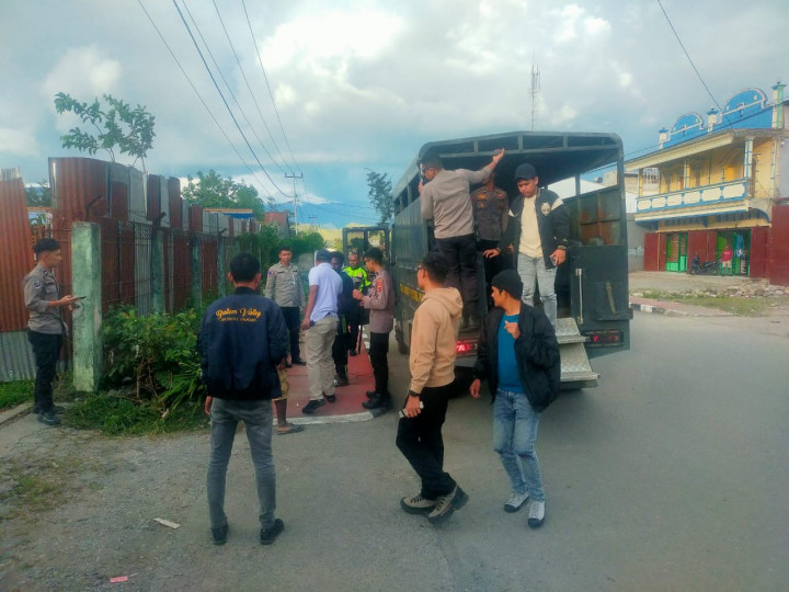 Polisi Patroli di Jalan Irian Wamena, Sita Senjata Tajam