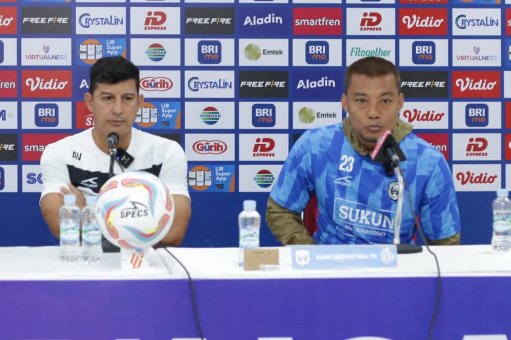 Pelatih RANS FC, Angel Alfredo Vera (tengah). (Dokumentasi/Istimewa)